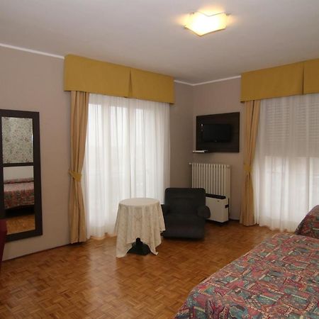 סנטיה Hotel Ristorante Vittoria מראה חיצוני תמונה