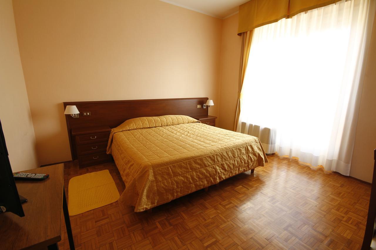 סנטיה Hotel Ristorante Vittoria מראה חיצוני תמונה