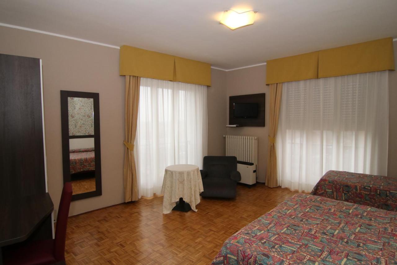 סנטיה Hotel Ristorante Vittoria מראה חיצוני תמונה