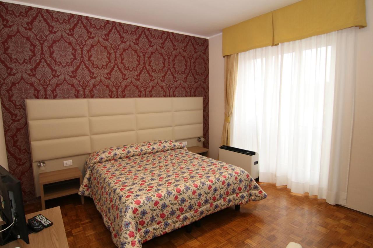 סנטיה Hotel Ristorante Vittoria מראה חיצוני תמונה