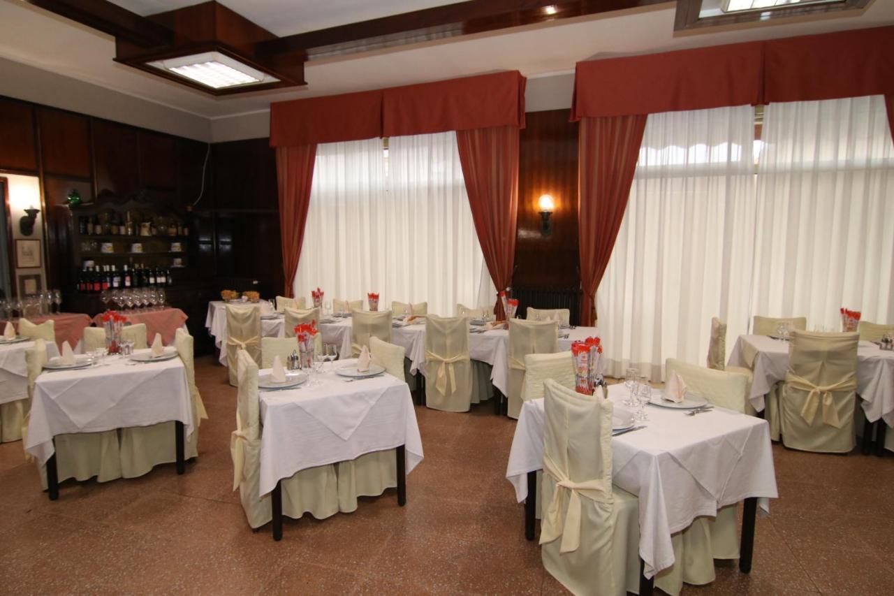 סנטיה Hotel Ristorante Vittoria מראה חיצוני תמונה